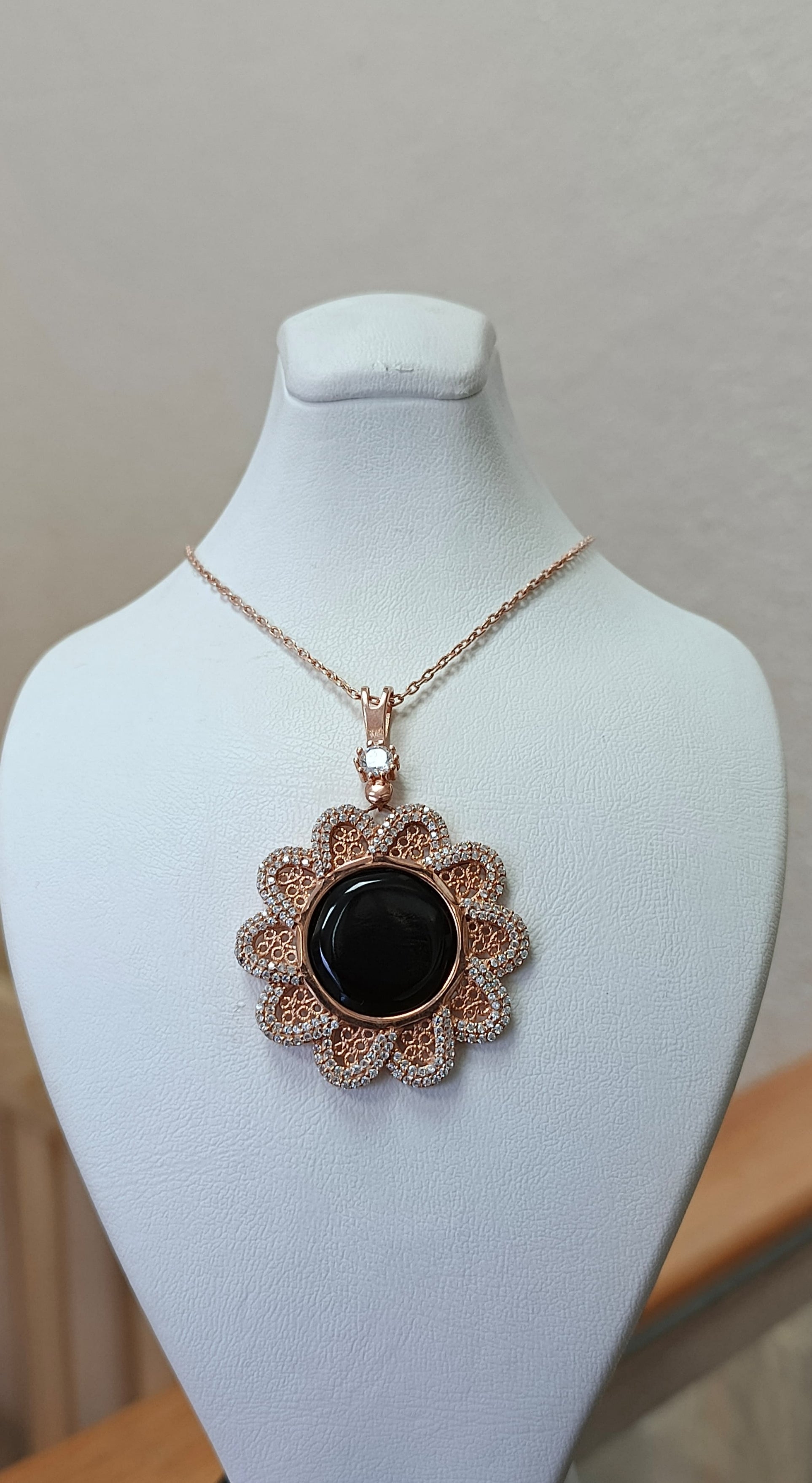 OLTU TAŞINDAN YAPILMA KOLYELER